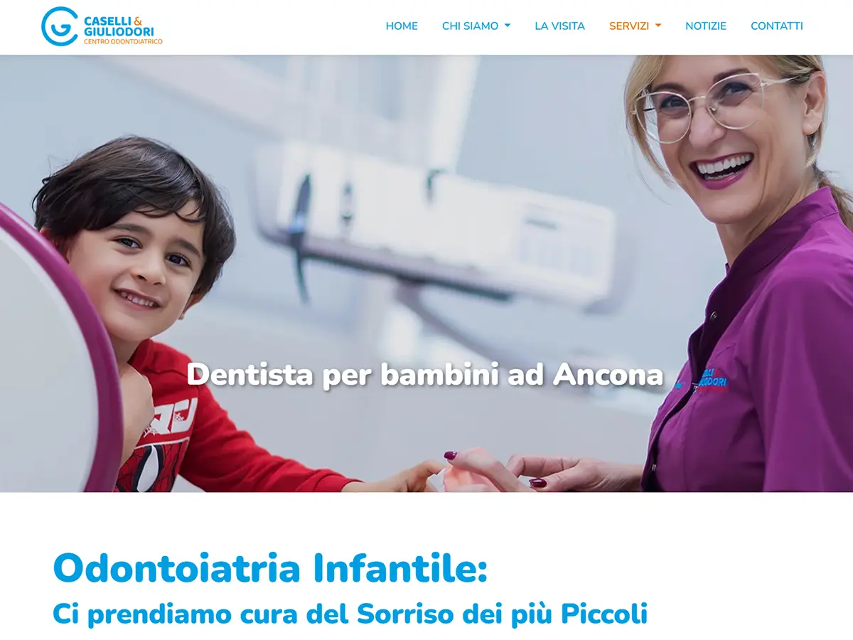 La dott.ssa Romoli ed un bimbo, entrambi sorridenti, sullo sfondo il Centro Odontoiatrico.